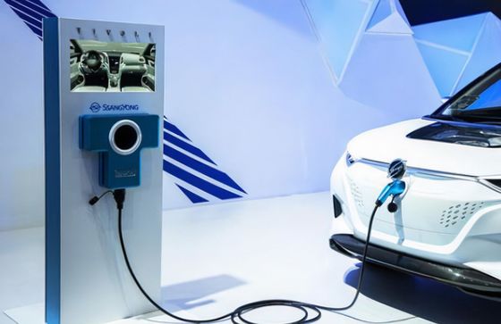 Ensaio do sistema de carregamento de veículos elétricos para a medição das distâncias de deslizamento e dos espaços livres