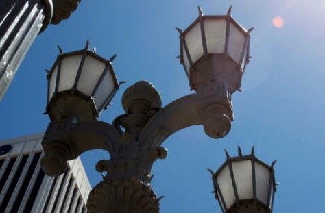 Qual é o peso da bola e a distância da certificação de iluminação ik09